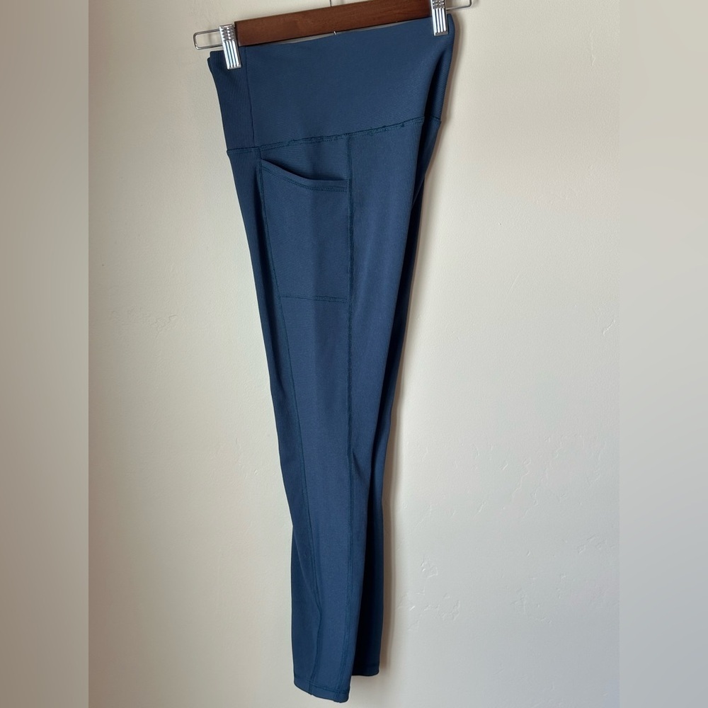 RBX Women’s Size S blue ribbed Capri leggings with pockets - 24” inseam